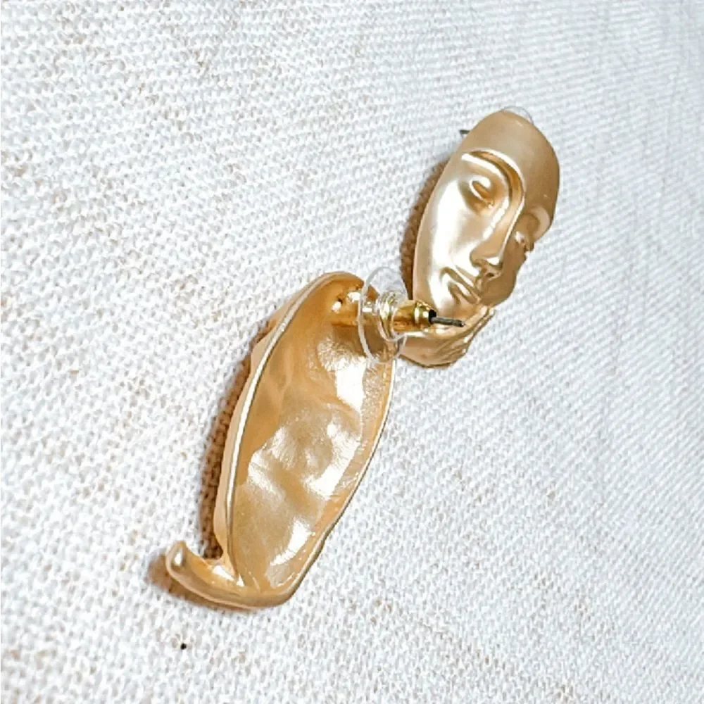 Vintage figure stud earrings N570